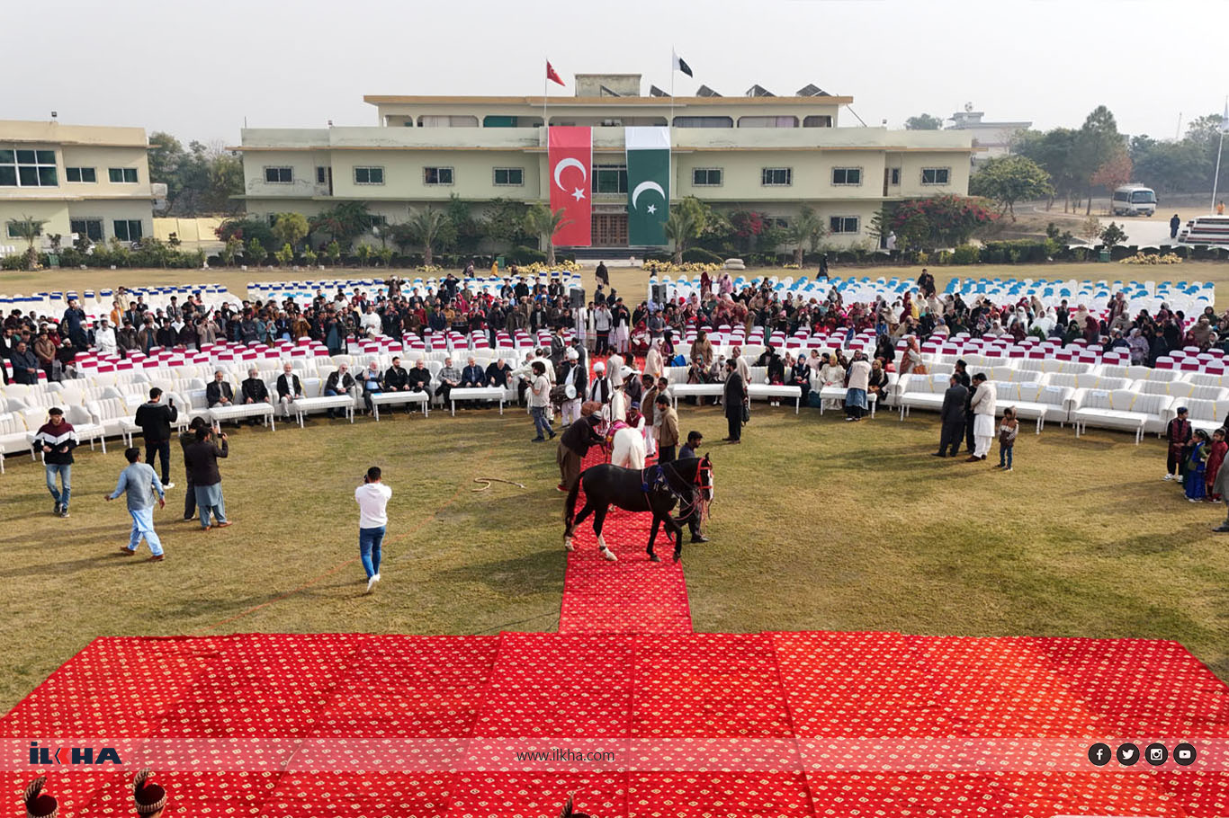 Pakistan'da toplu düğün: 43 çift evlendi