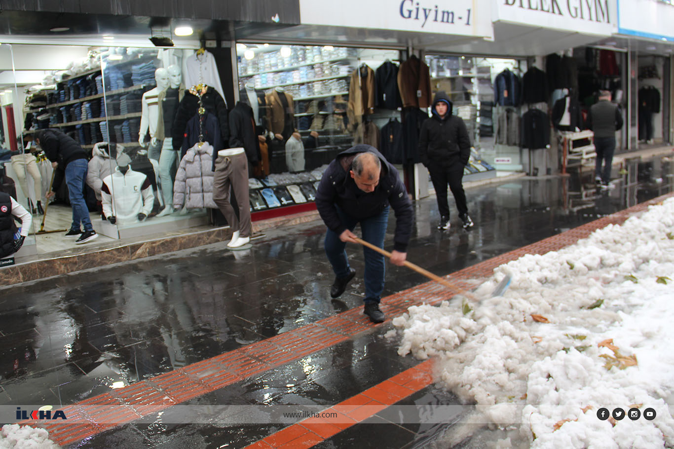 Kar yağışı esnafı olumsuz etkiledi
