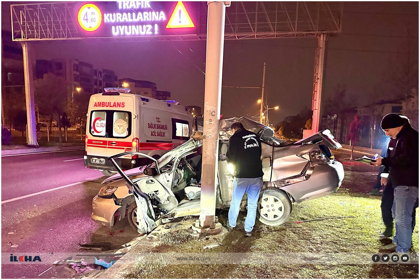 Trambüs direğine çarpan araçta bir kişi hayatını kaybetti