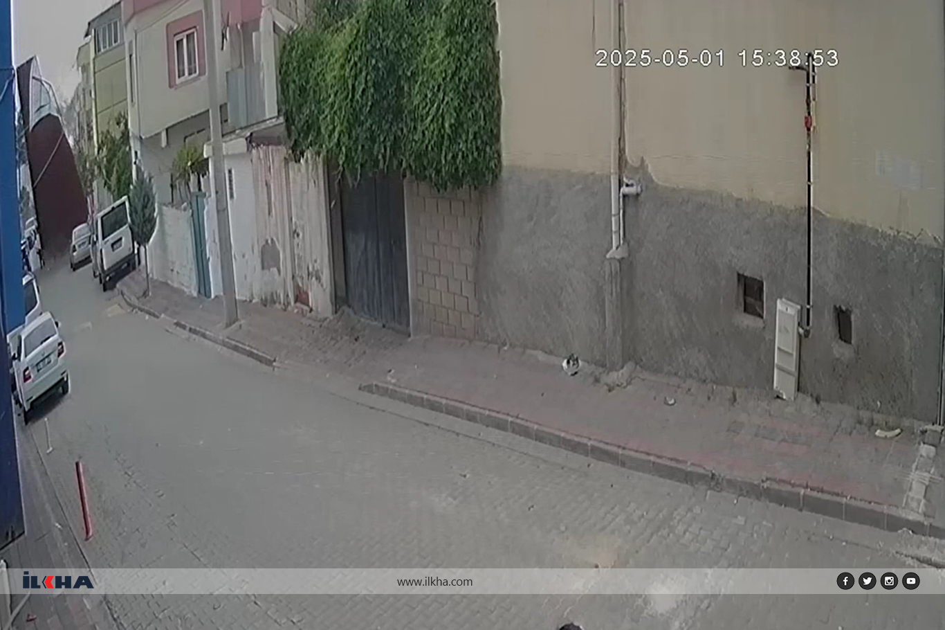 Diyarbakır'da çatının uçma anı kameraya yansıdı Diyarbakır'da çatının uçma anı kameraya yansıdı