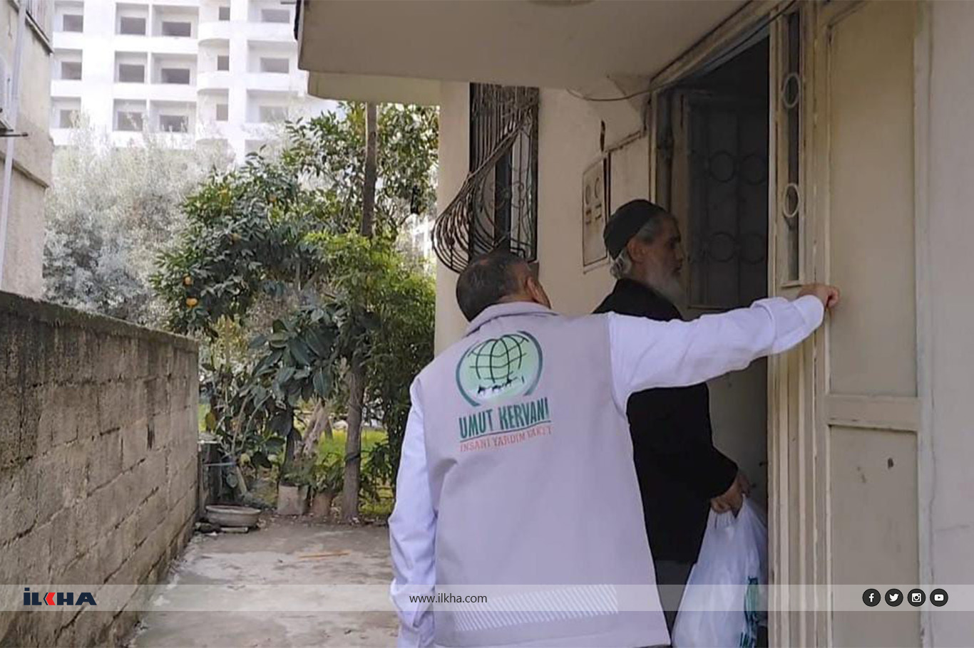 Umut Kervanı Tarsus'ta ihtiyaç sahibi ailelere yardım ulaştırdı