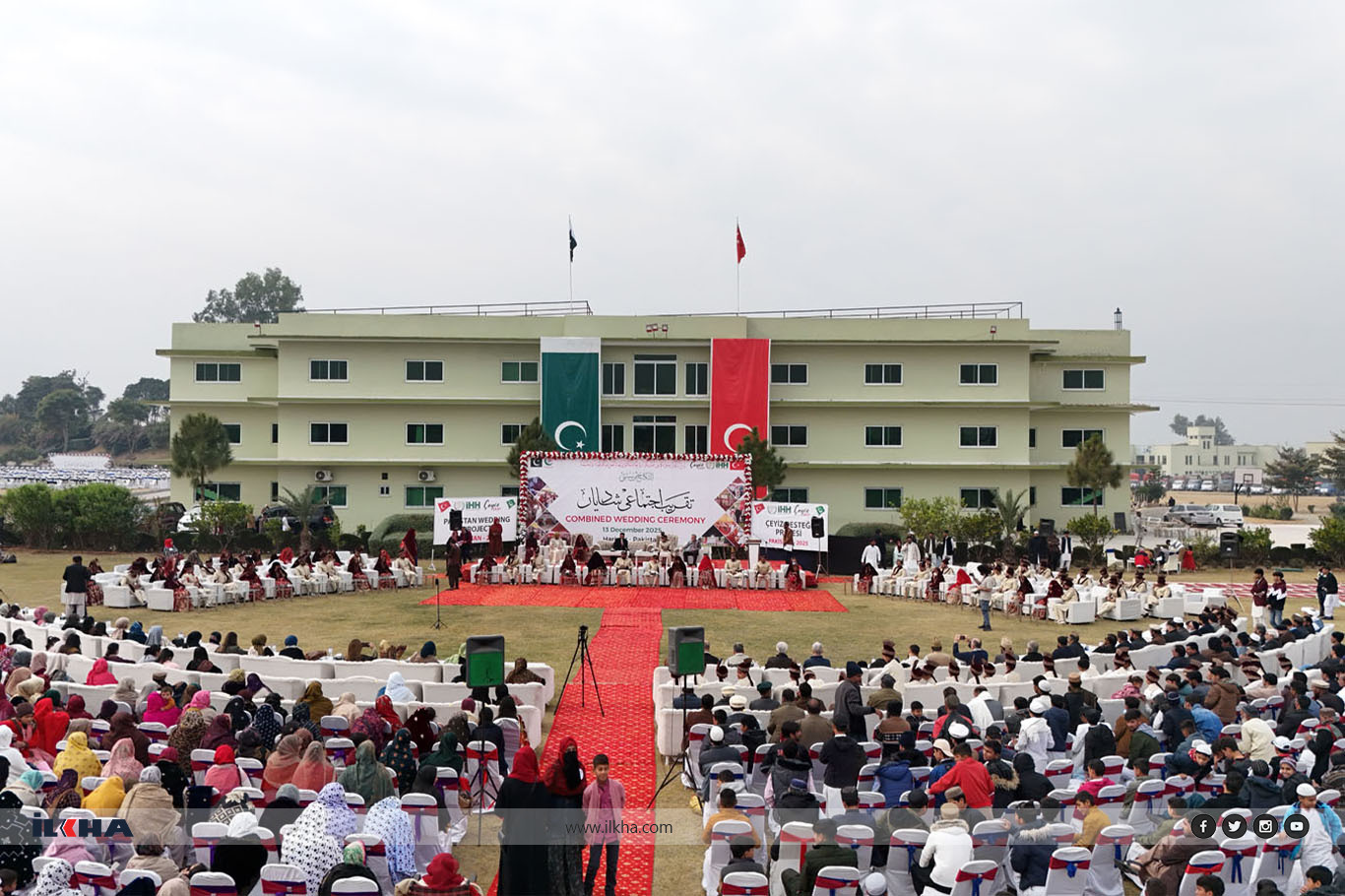 Pakistan'da toplu düğün: 43 çift evlendi