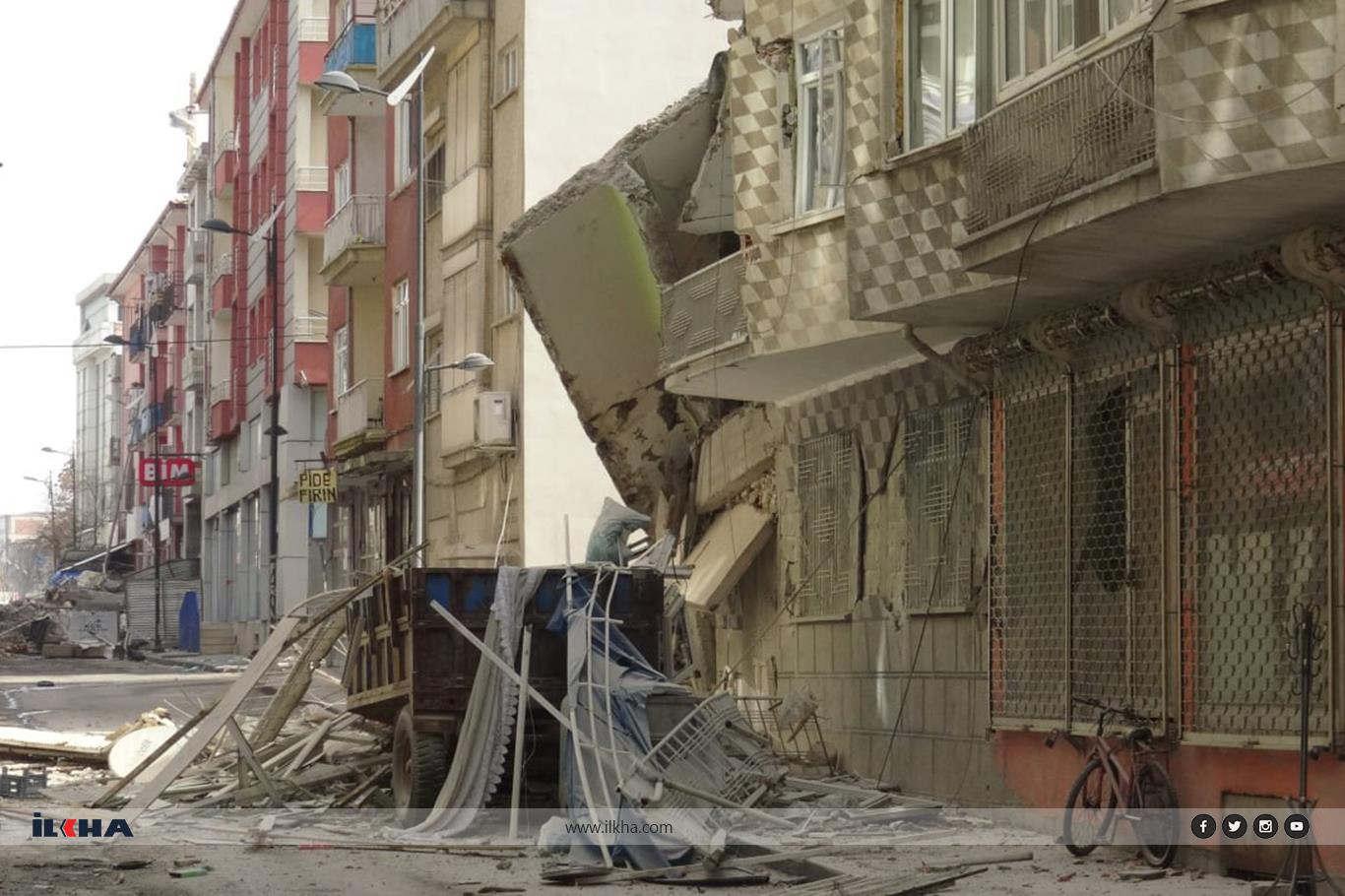 Hasarlı evinin kapısı açılmayınca geri döndü ve evi yıkıldı! Hasarlı evinin kapısı açılmayınca geri döndü ve evi yıkıldı!