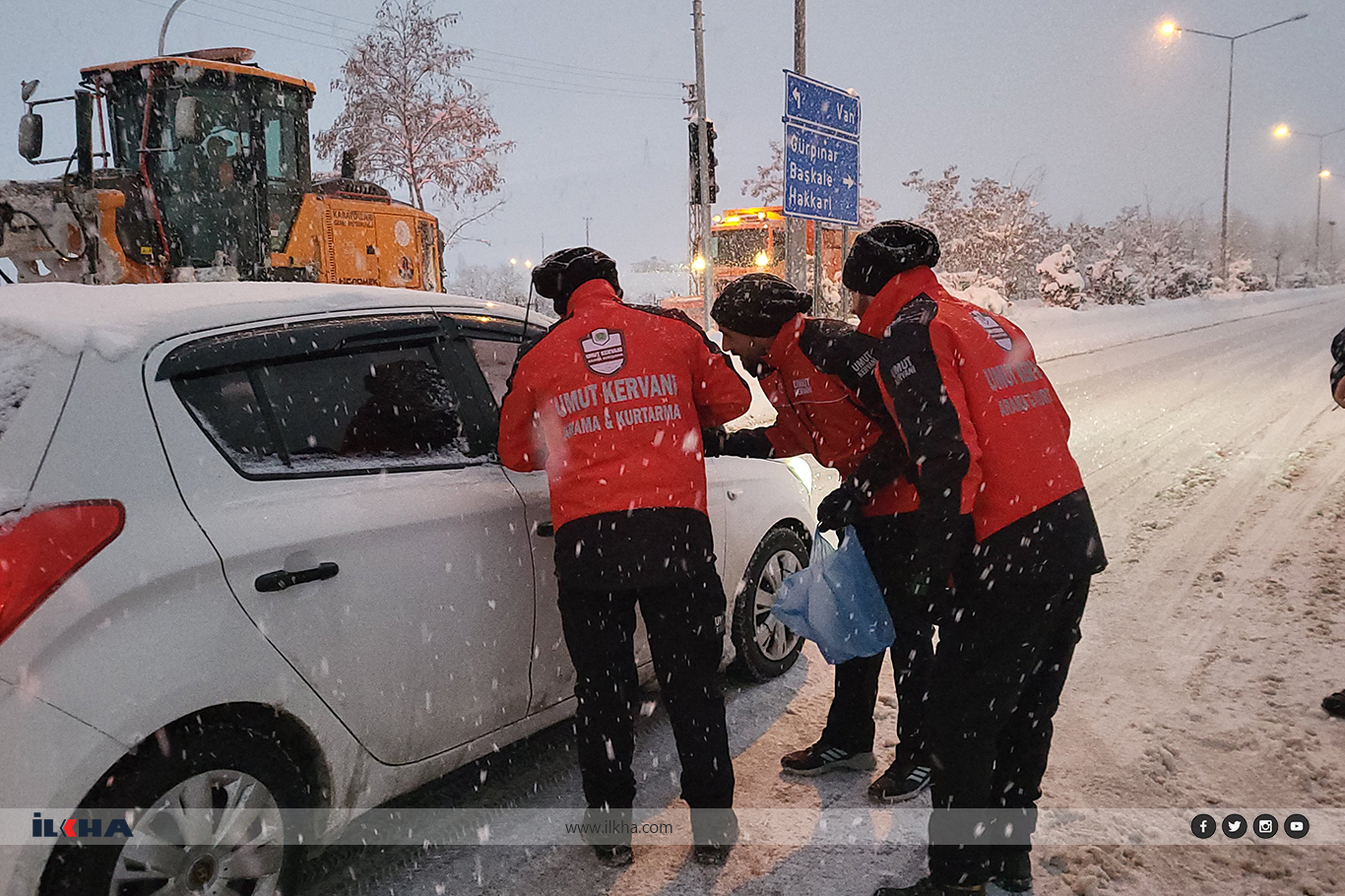 Umut Kervanı’ndan Van'da kar yağışında yolda kalan sürücülere sıcak ikram