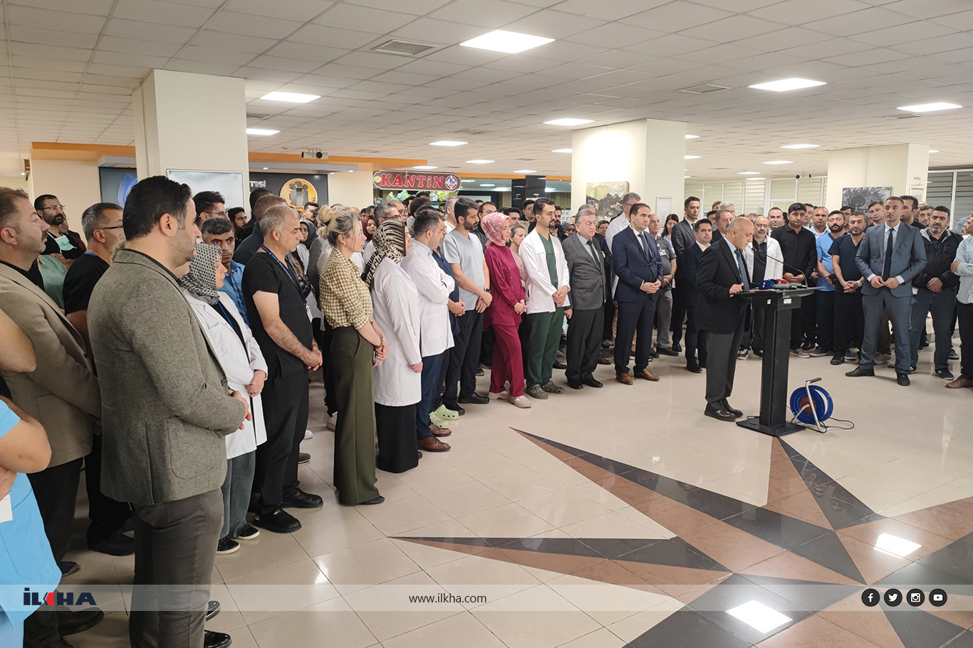 Malatya'da doktora yapılan saldırıya tepki: Bu emeklerin karşılığı asla şiddet olamaz! Malatya'da doktora yapılan saldırıya tepki: Bu emeklerin karşılığı asla şiddet olamaz!