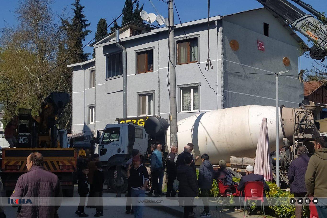 Beton yüklü mikser, bir iş yerinin üzerine devrildi Beton yüklü mikser, bir iş yerinin üzerine devrildi