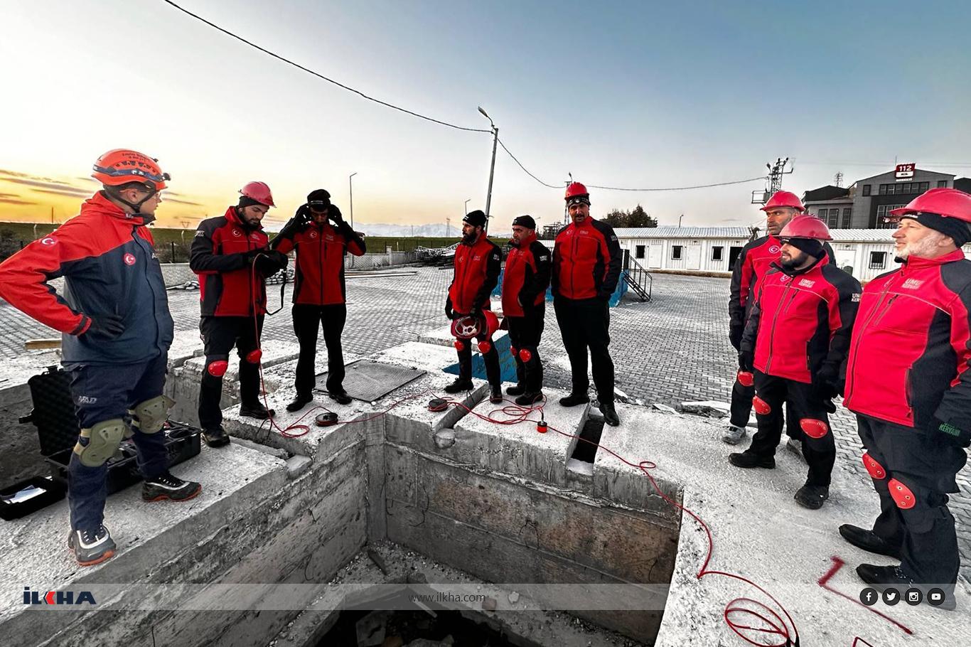 Umut Kervanı Adıyaman'da da arama kurtarma ekibi kurdu Umut Kervanı Adıyaman'da da arama kurtarma ekibi kurdu