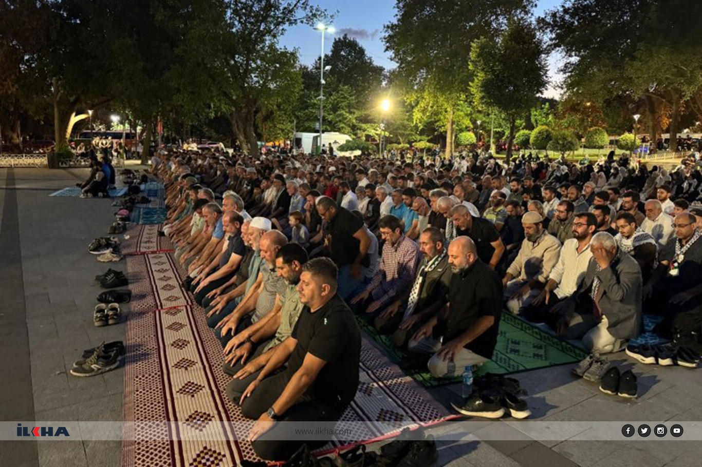 İstanbul'da yüzlerce kişi Gazze için kunut duasında buluştu İstanbul'da yüzlerce kişi Gazze için kunut duasında buluştu