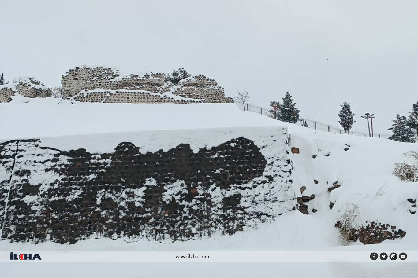 Şanlıurfa beyaza büründü: Kar, tarihi evlerin dam boyuna ulaştı