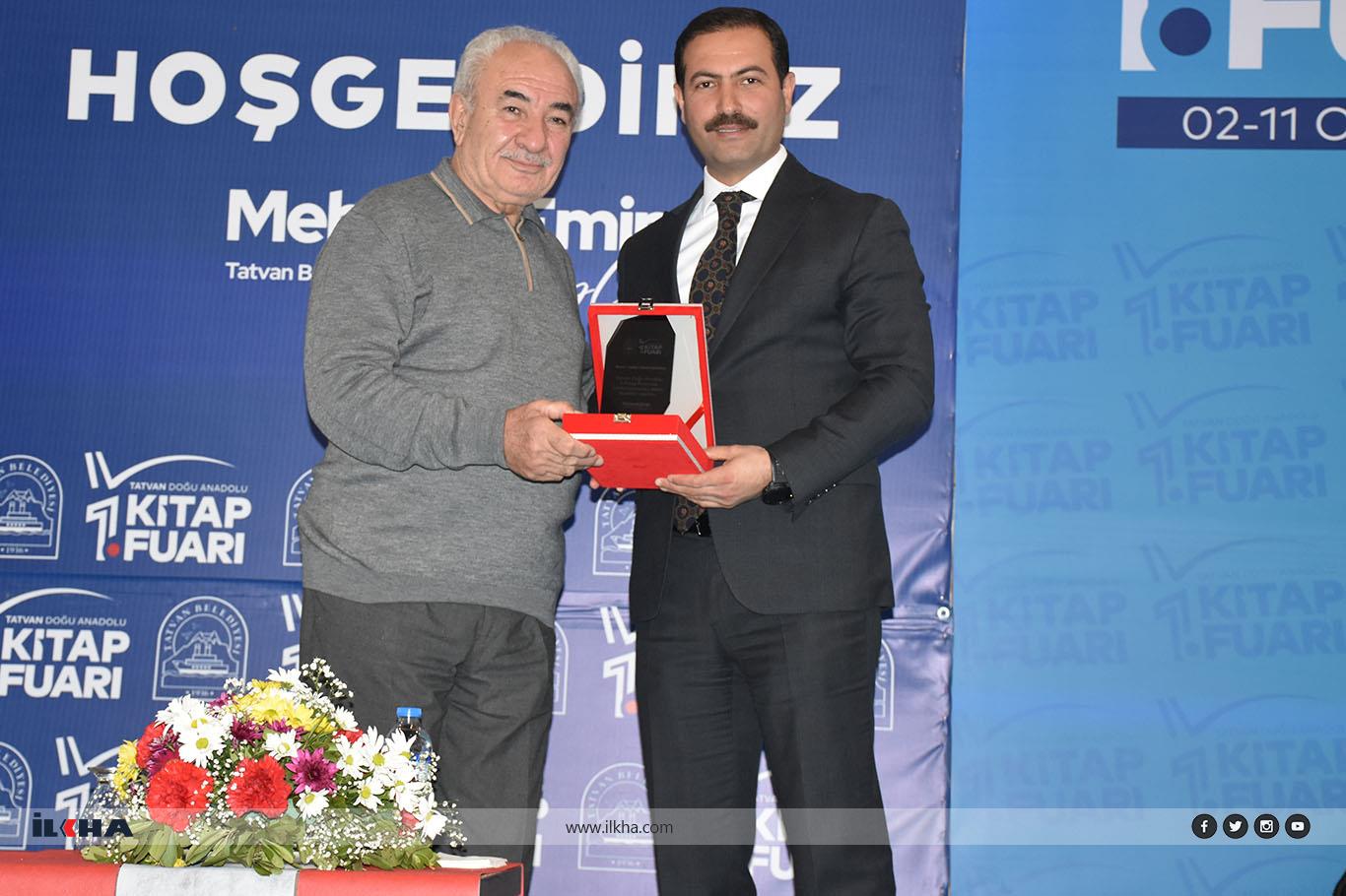 Yazar Vehbi Vakkasoğlu: Kızlarımıza “başörtülü feministlik” aşılıyorlar Yazar Vehbi Vakkasoğlu: Kızlarımıza “başörtülü feministlik” aşılıyorlar