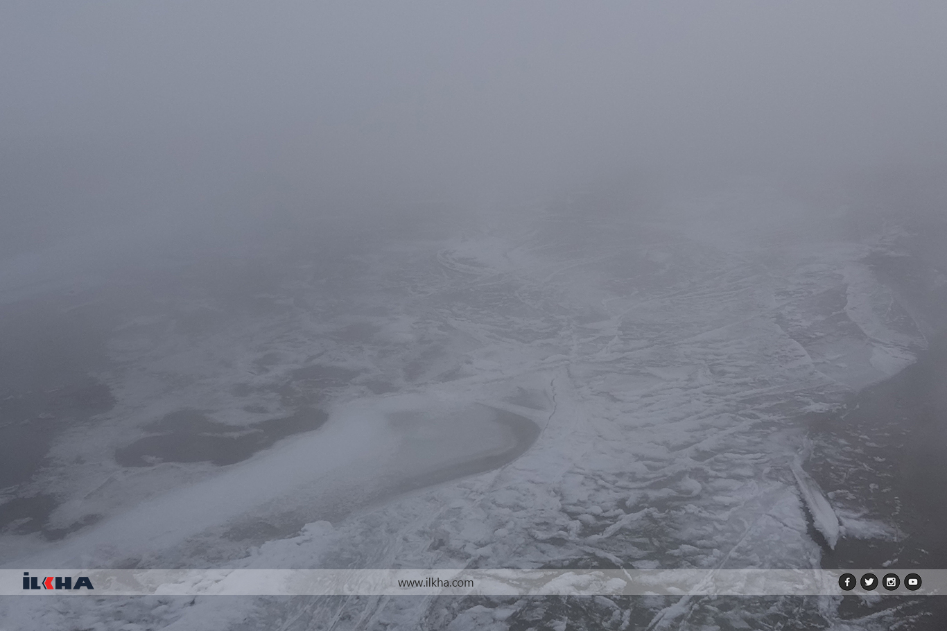 Ağrı’da Murat Nehri buz tuttu, şehirde sis görüş mesafesini düşürdü