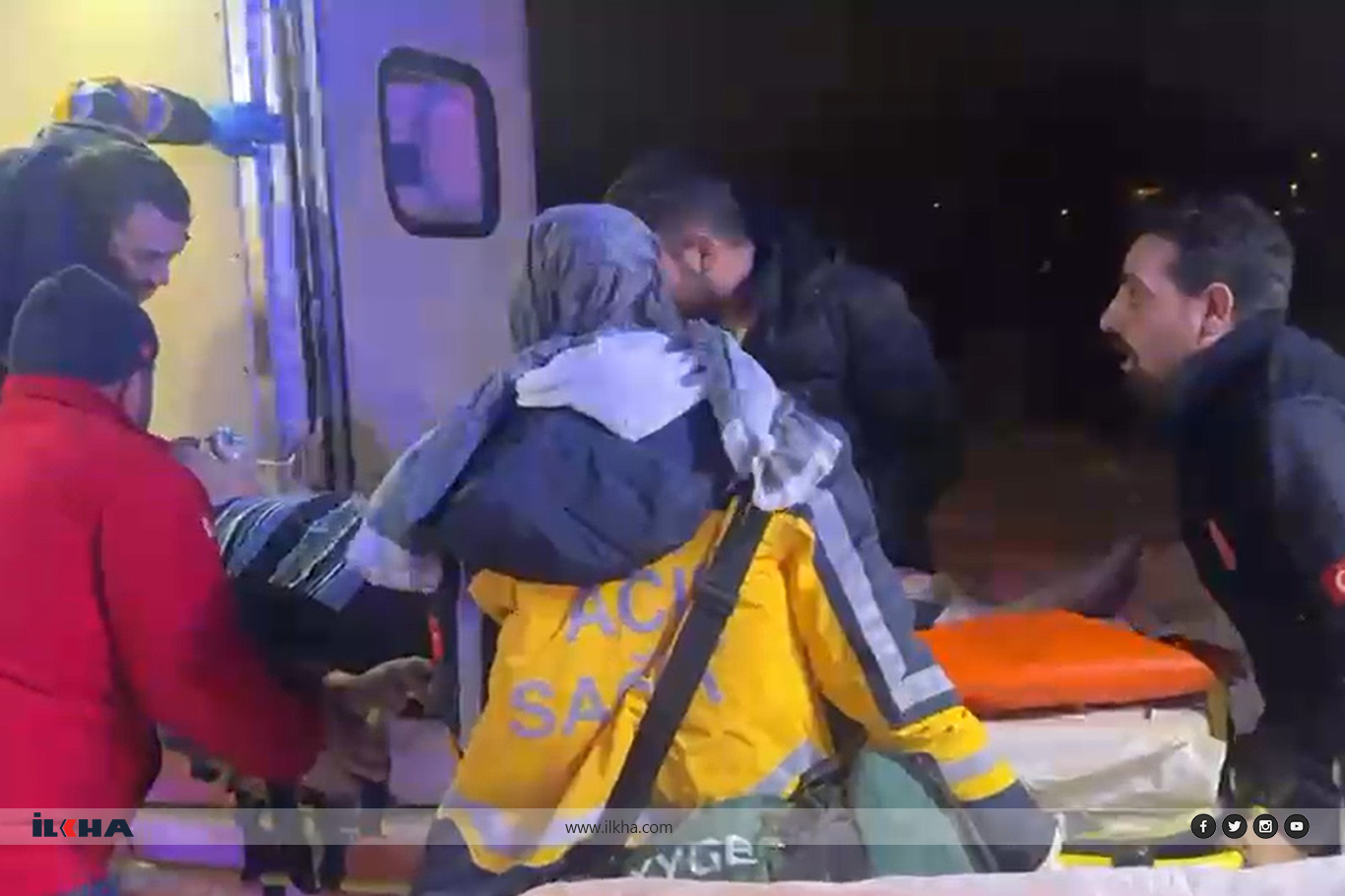 Ağrı'da yolu kardan kapanan köydeki hastaya paletli ambulansla ulaşıldı