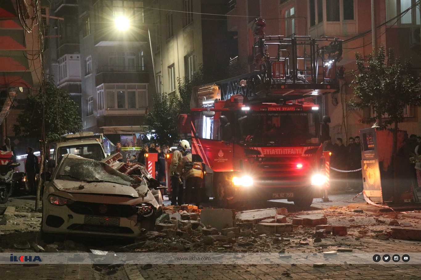 Zeytinburnu'nda bir bina kısmen çöktü: 3 araç kullanılamaz hale geldi