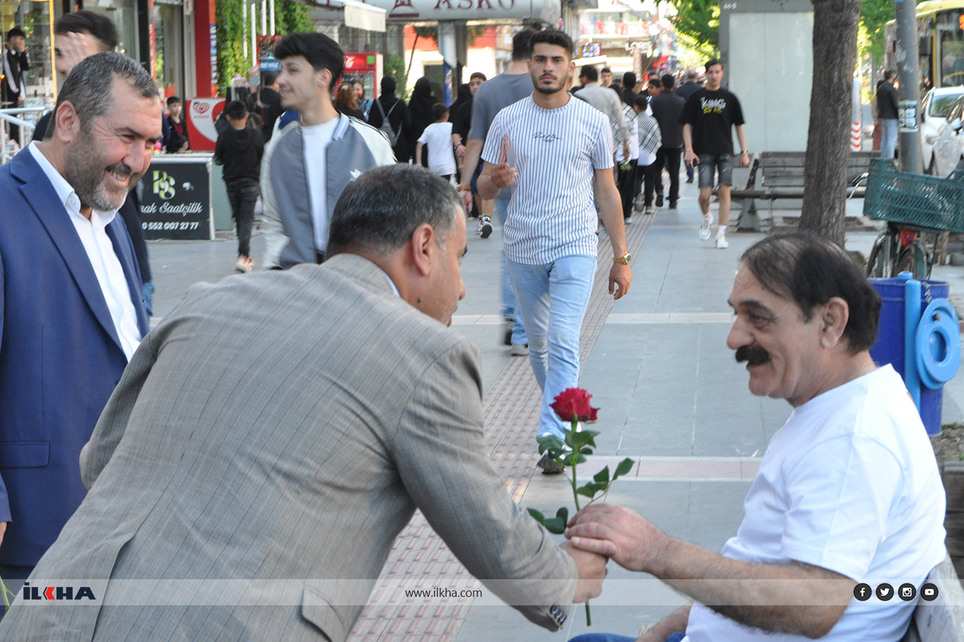 Batman'da "Mevlid-i Nebi" etkinliği dolayısıyla halka gül dağıtıldı Batman'da "Mevlid-i Nebi" etkinliği dolayısıyla halka gül dağıtıldı