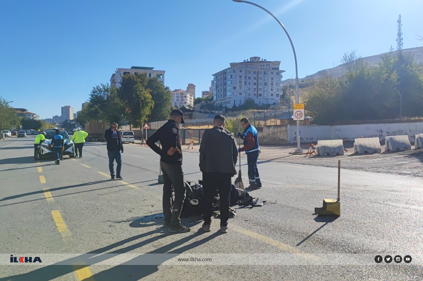 Malatya'da hafriyat kamyonu ile motosiklet çarpıştı Malatya'da hafriyat kamyonu ile motosiklet çarpıştı