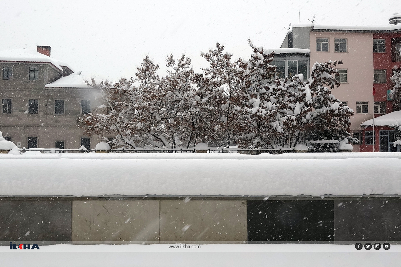 Ağrı'da yoğun kar yağışı nedeni ile yollar kapandı, ekipler yetersiz kaldı