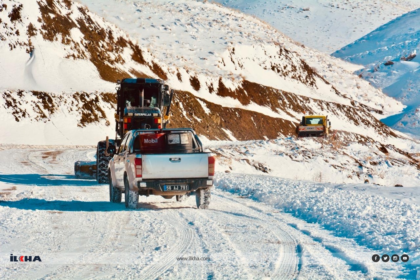 Siirt’te 10 köyü birbirine bağlayan kritik yol için gece gündüz kar mesaisi