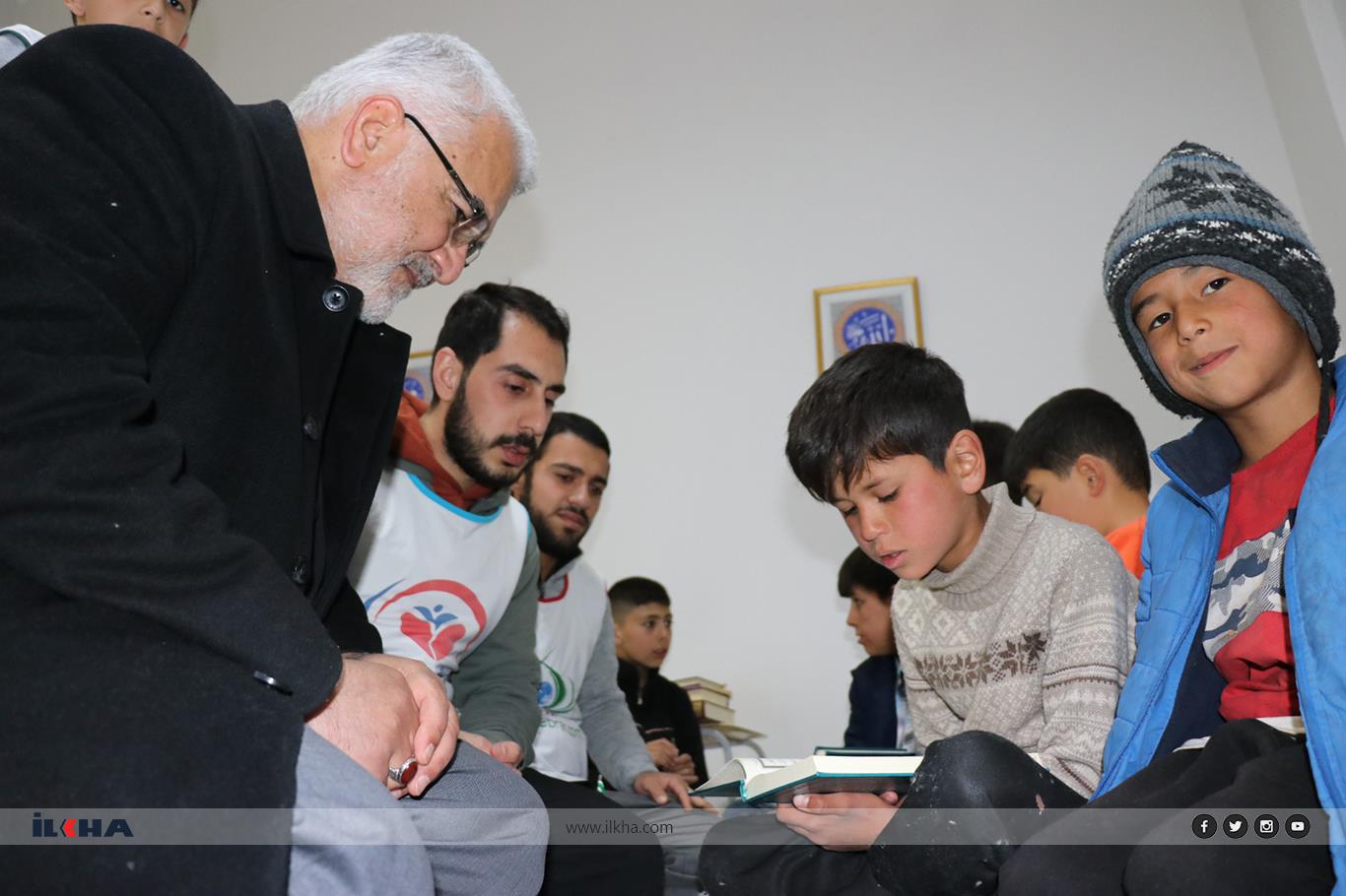 Yapıcıoğlu, deprem bölgesinde ders alan çocukların Kur'an-ı Kerim halkasına katıldı Yapıcıoğlu, deprem bölgesinde ders alan çocukların Kur'an-ı Kerim halkasına katıldı