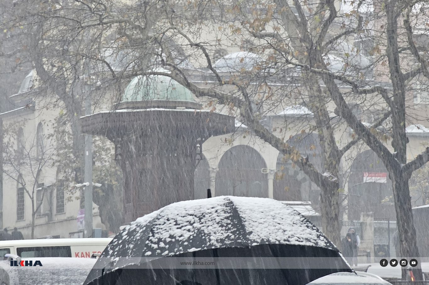 Bursa'da kar sevinci: Şehir merkezi beyaza büründü
