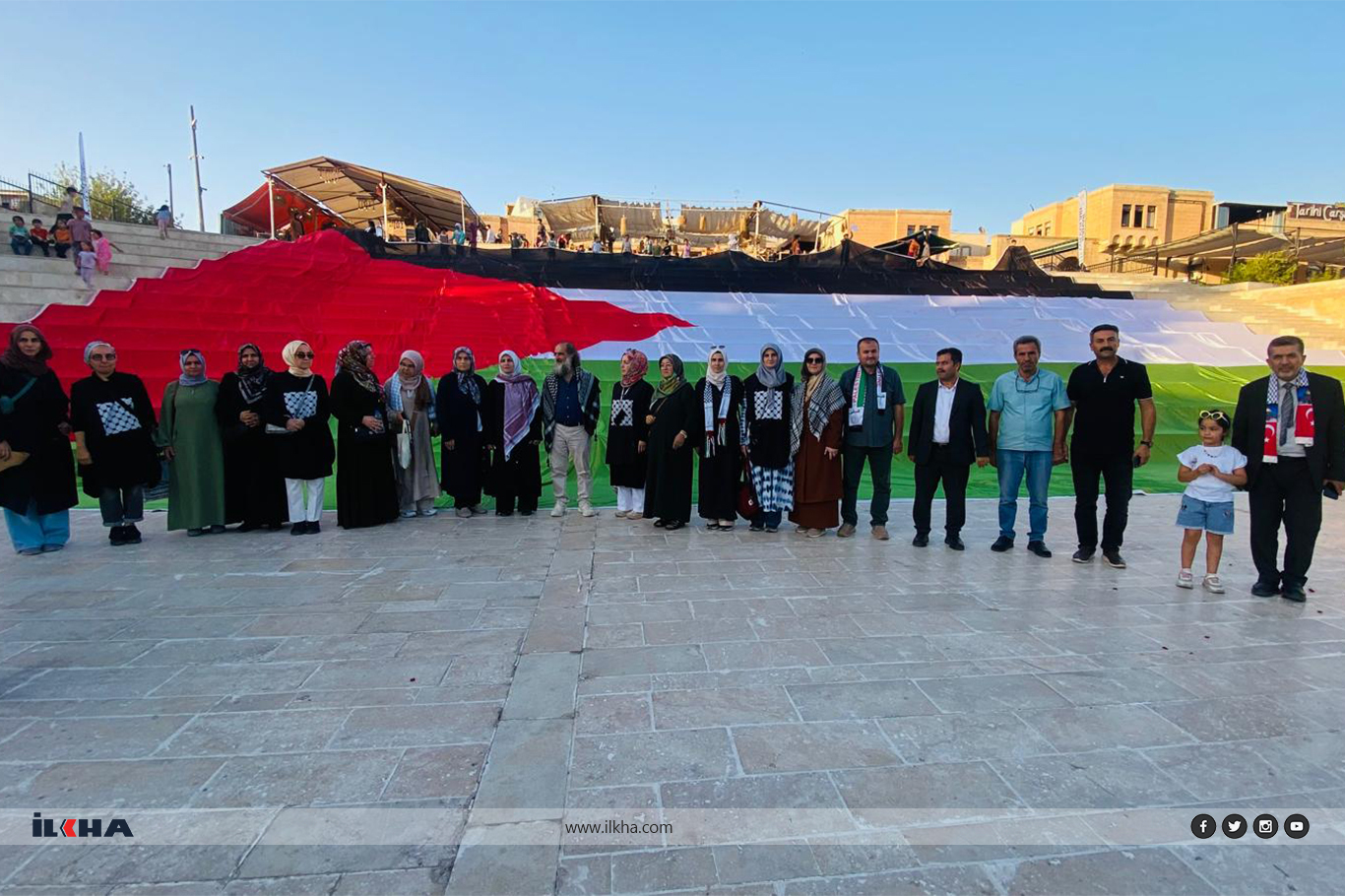 Şanlıurfa’da Gazze’ye destek için 600 metrekarelik dev Filistin bayrağı açıldı Şanlıurfa’da Gazze’ye destek için 600 metrekarelik dev Filistin bayrağı açıldı