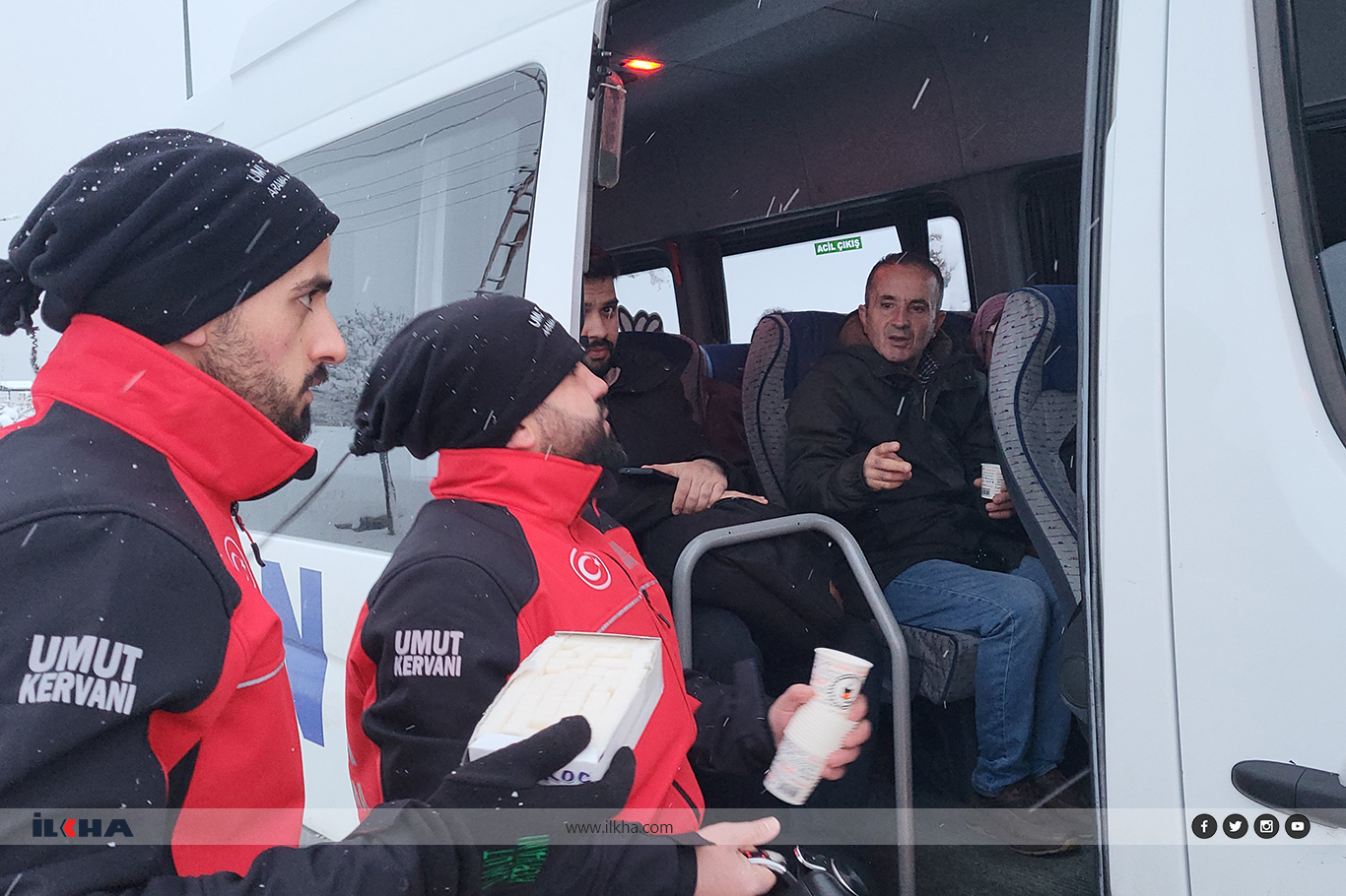 Umut Kervanı’ndan Van'da kar yağışında yolda kalan sürücülere sıcak ikram