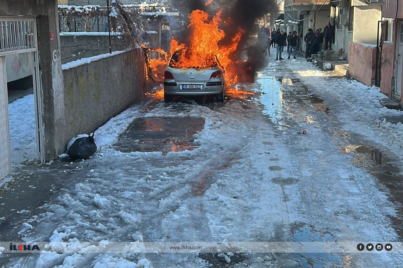 Batman'da park halindeki araçta yangın çıktı