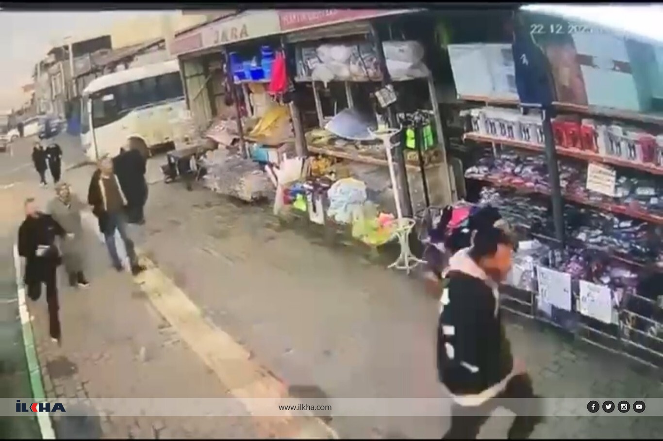 Bursa’da silahlı saldırı: Mağazaya sığınarak kurtuldu