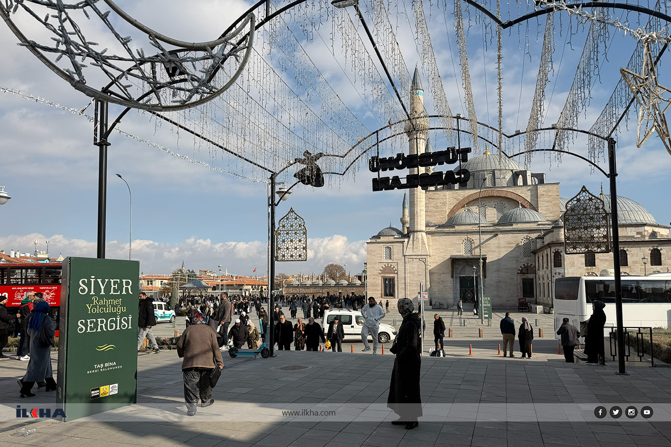 Konya Mevlana Meydanı ziyaretçiler akın akın geldi, esnafın yüzü güldü