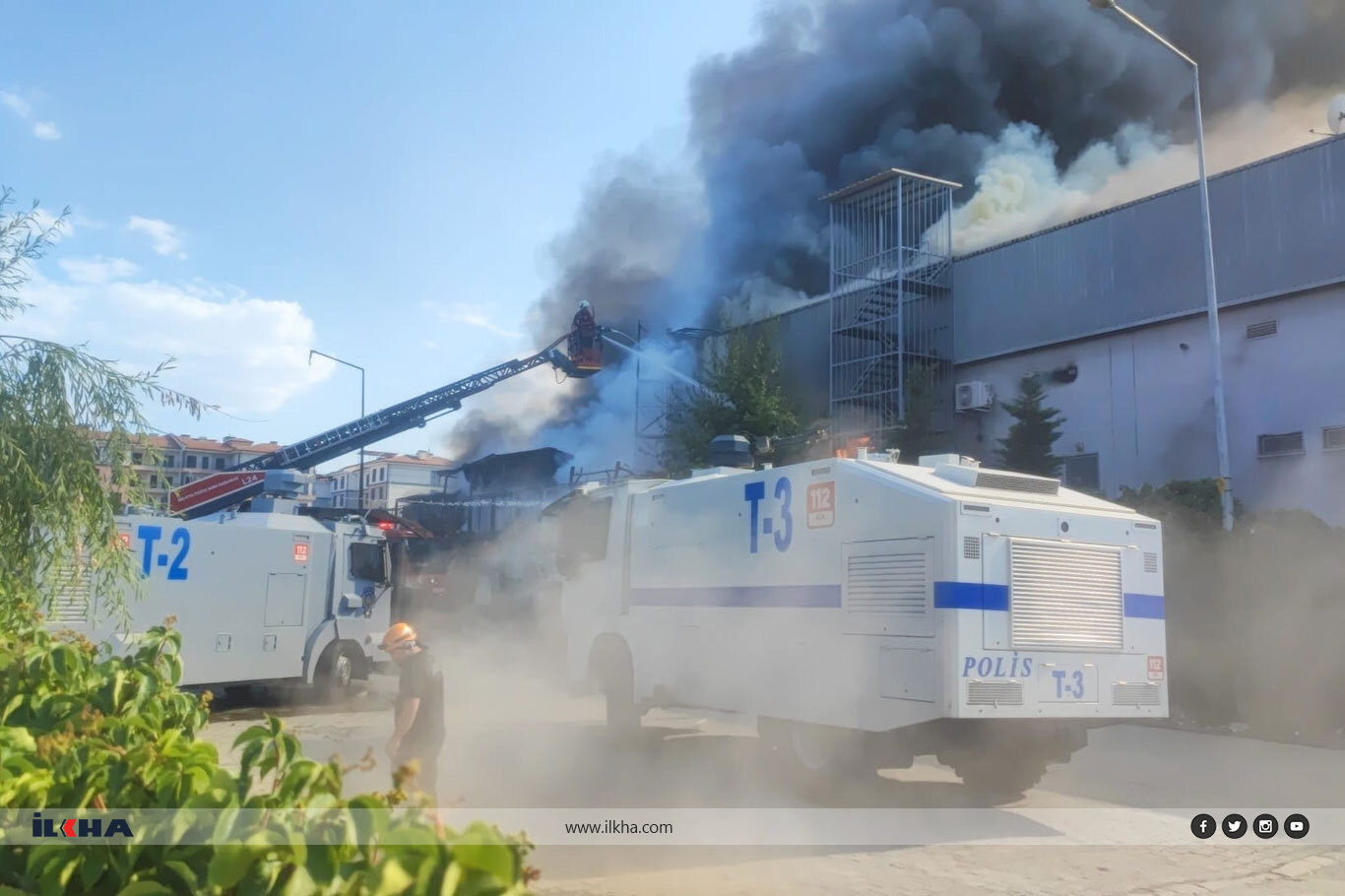 Malatya'da hırdavatçı alışveriş merkezinde büyük yangın çıktı Malatya'da hırdavatçı alışveriş merkezinde büyük yangın çıktı