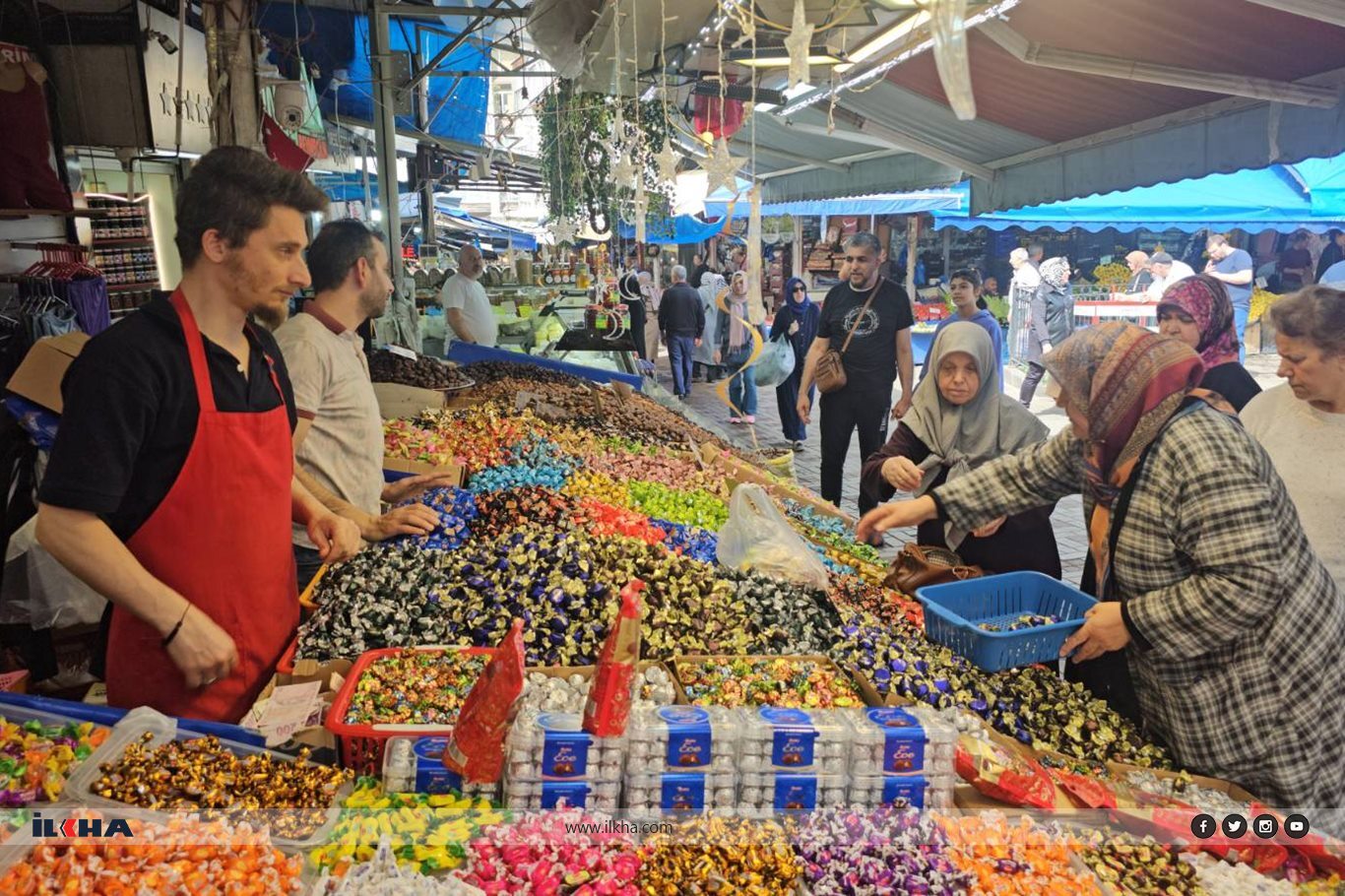 Bursa'da bayram şekerleri tezgahları renklendirdi Bursa'da bayram şekerleri tezgahları renklendirdi
