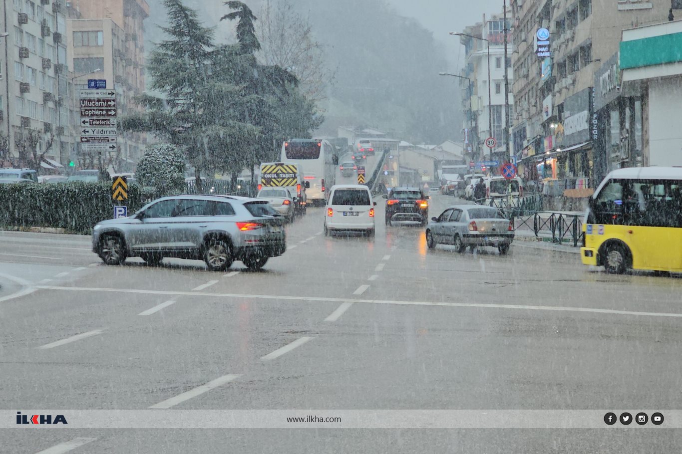 Bursa'da kar sevinci: Şehir merkezi beyaza büründü