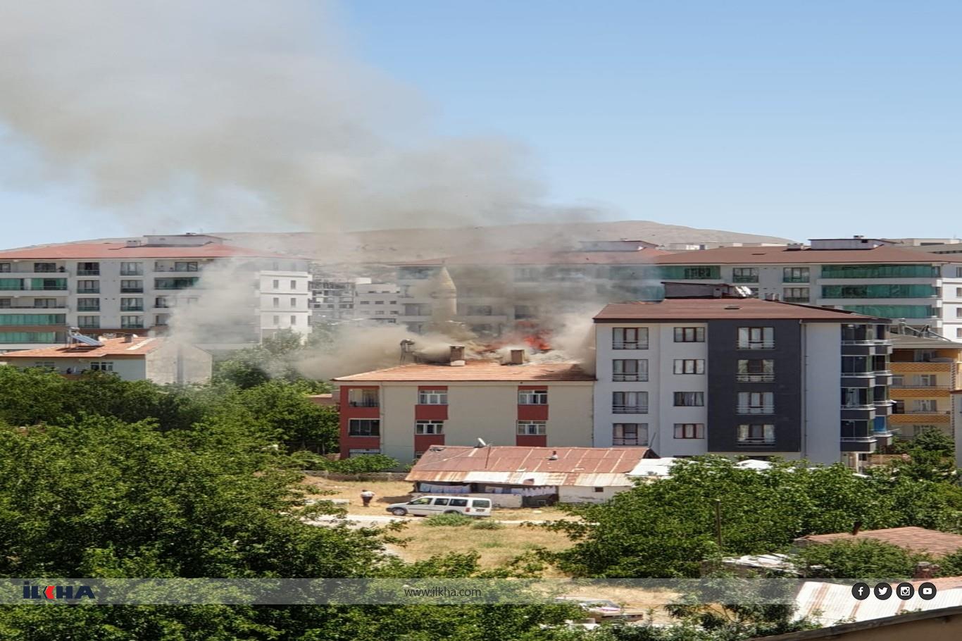 Elazığ'da çatıda başlayan yangın 2 binaya sıçradı