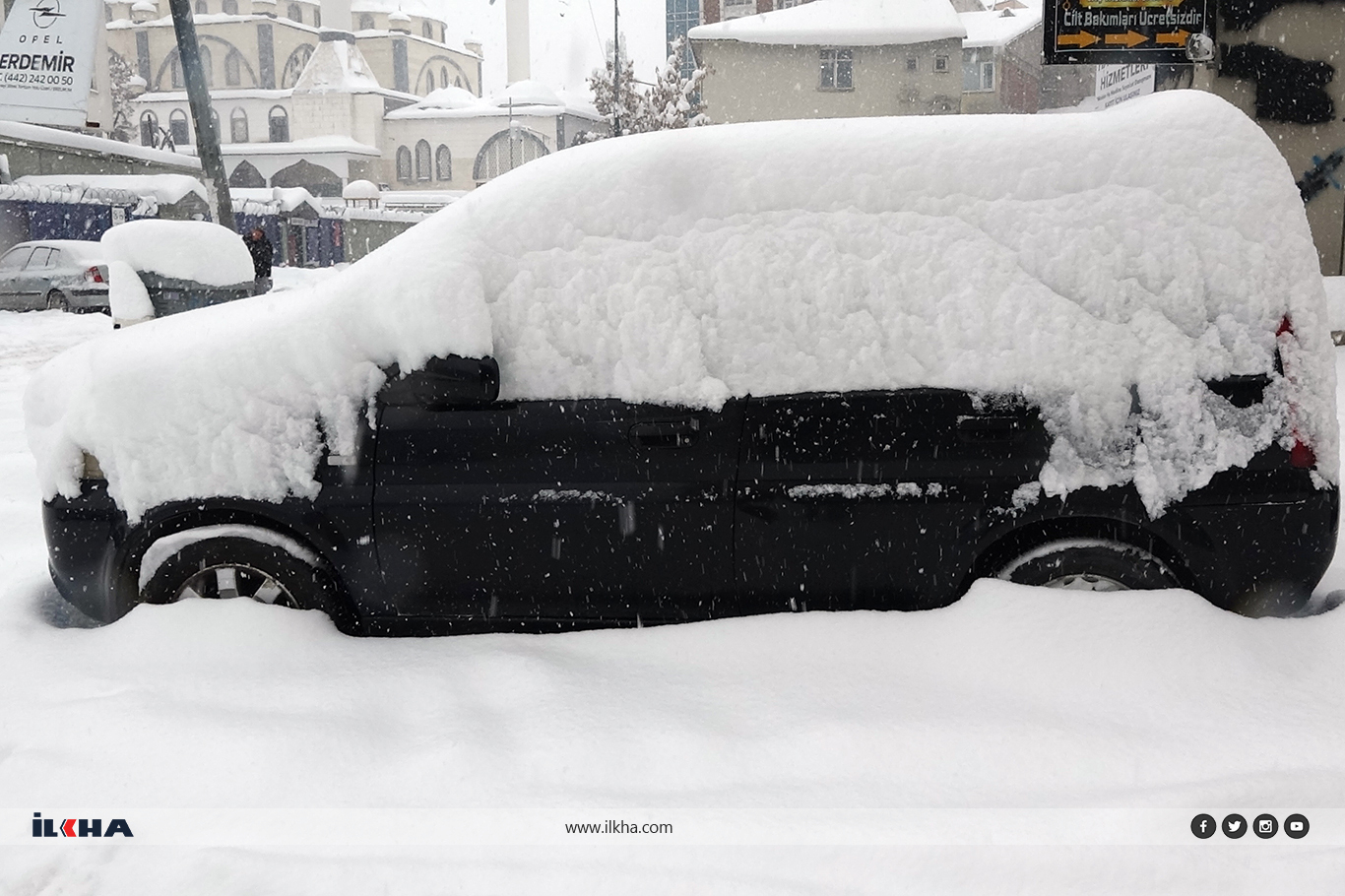 Ağrı'da yoğun kar yağışı nedeni ile yollar kapandı, ekipler yetersiz kaldı
