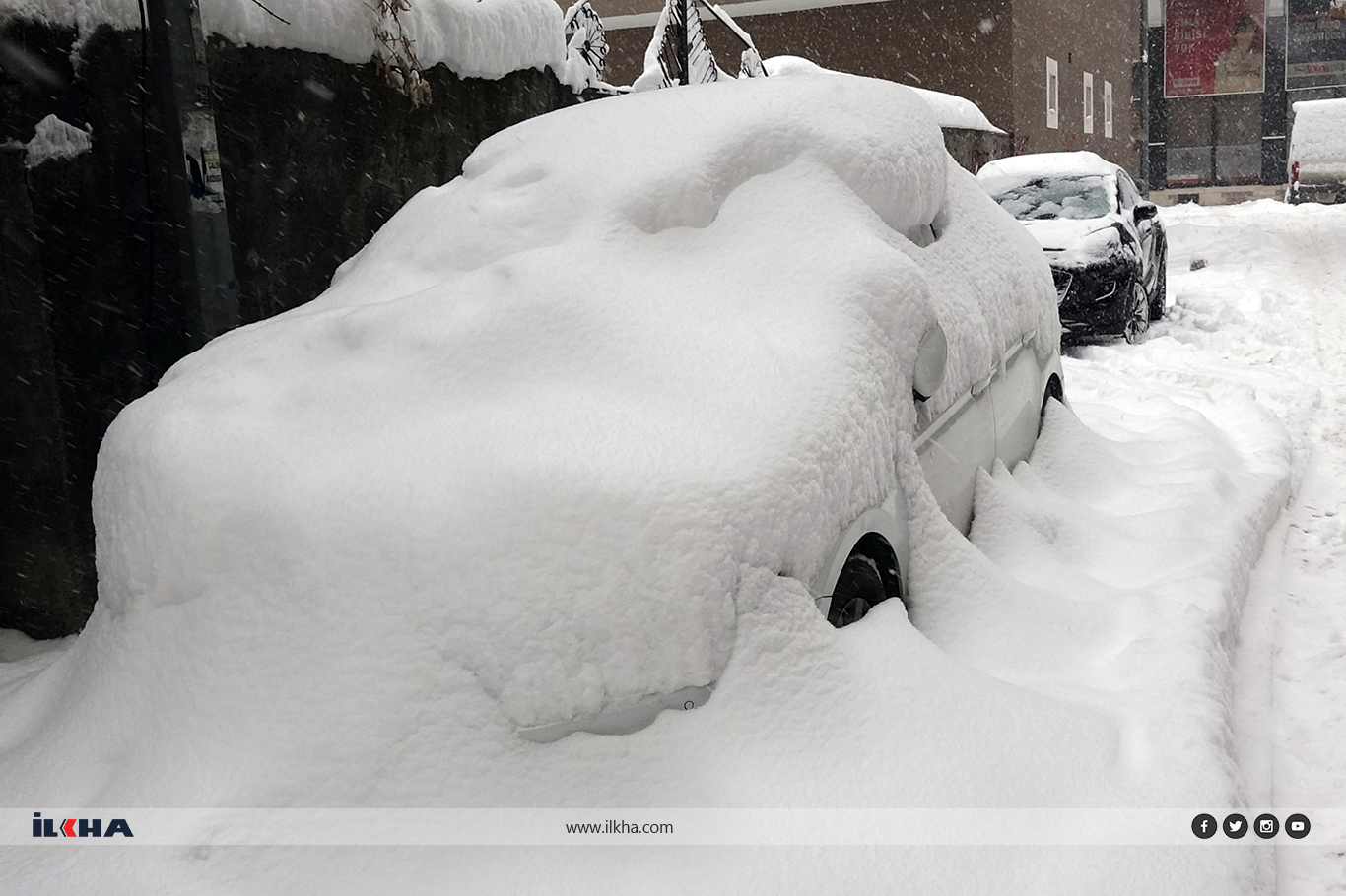 Ağrı'da yoğun kar yağışı nedeni ile yollar kapandı, ekipler yetersiz kaldı