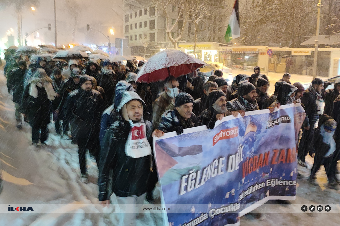 Yoğun kar yağışı altında Gazze için "Eğlence değil, vicdan zamanı" yürüyüşü