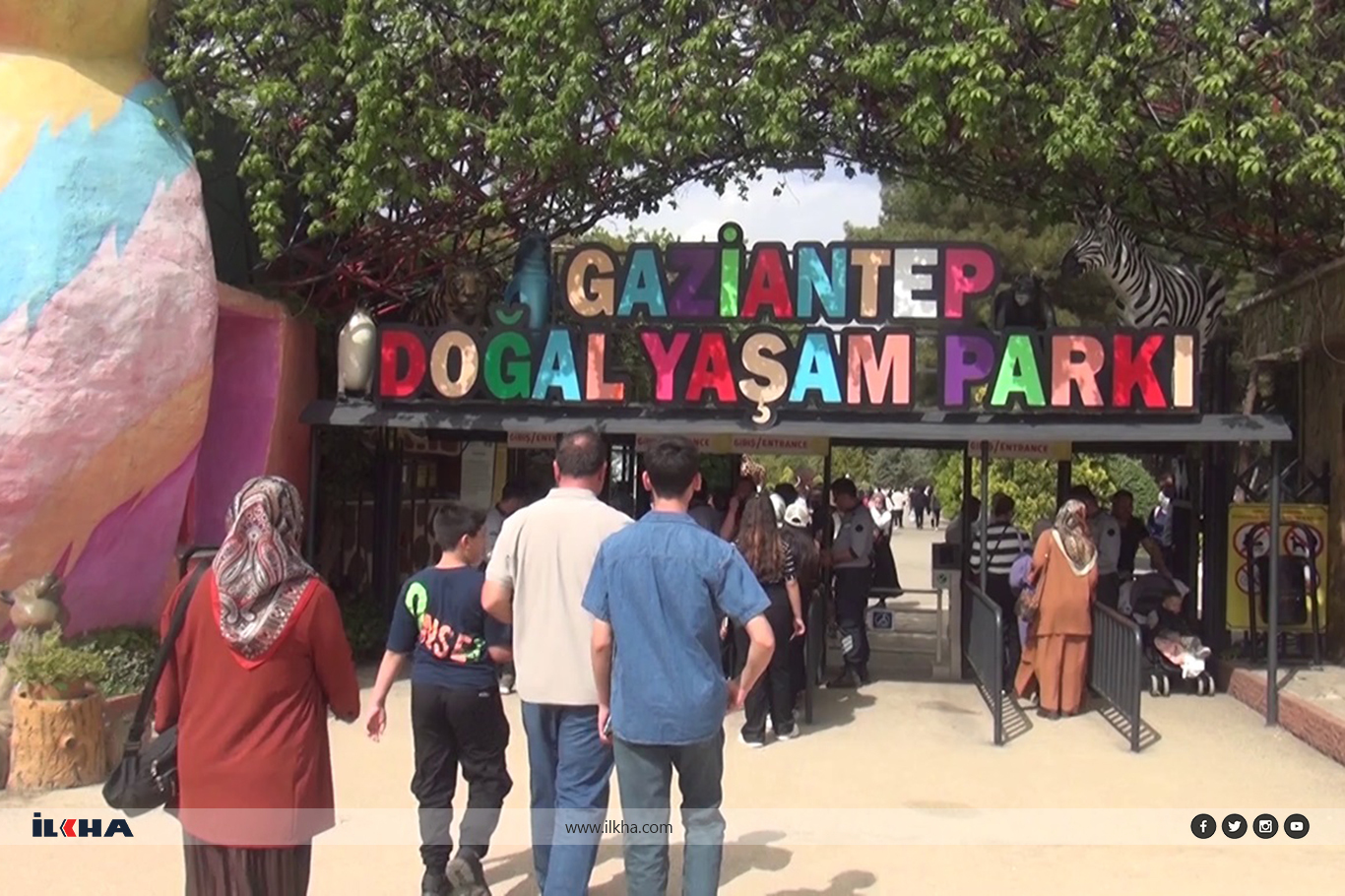 Çocuklar tatil gününde hayvanat bahçesine akın etti Çocuklar tatil gününde hayvanat bahçesine akın etti