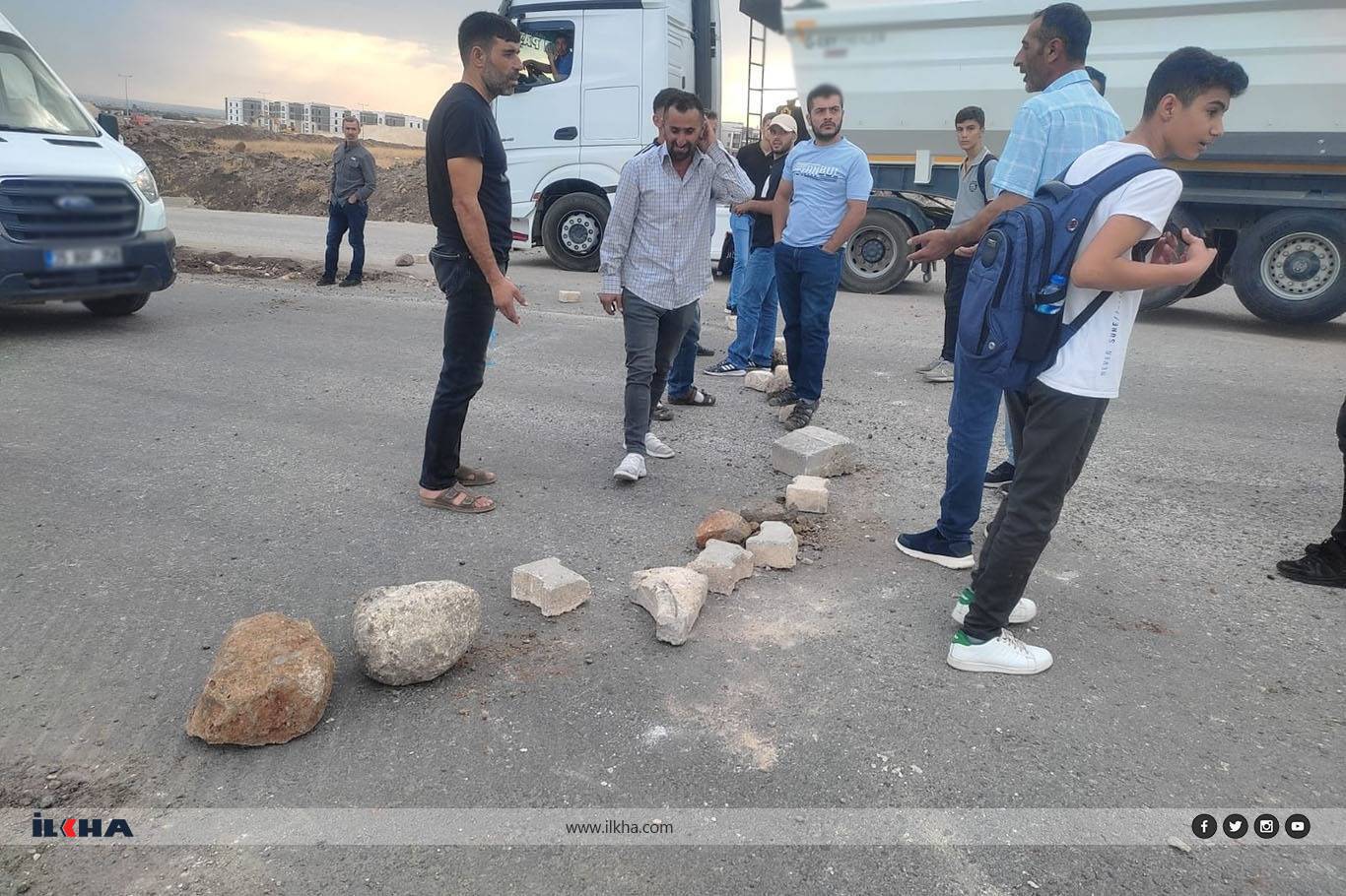 Diyarbakır TOKİ deprem konutlarında vatandaşlar yol kapattı Diyarbakır TOKİ deprem konutlarında vatandaşlar yol kapattı