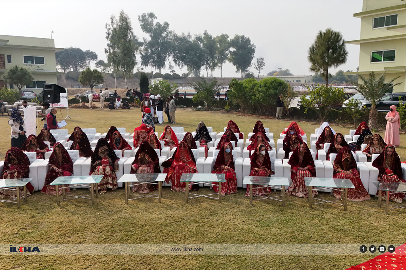 Pakistan'da toplu düğün: 43 çift evlendi