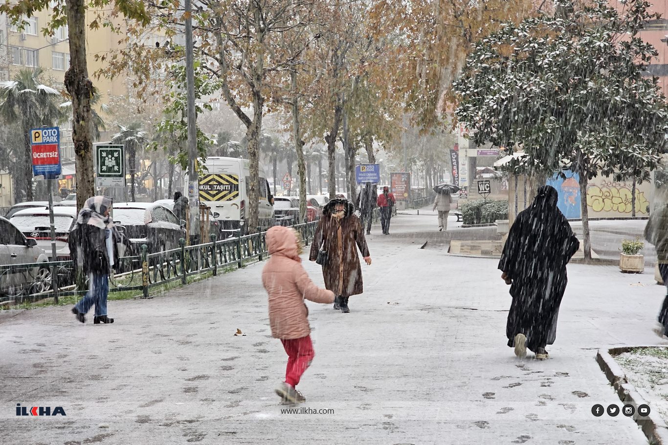 Bursa'da kar sevinci: Şehir merkezi beyaza büründü