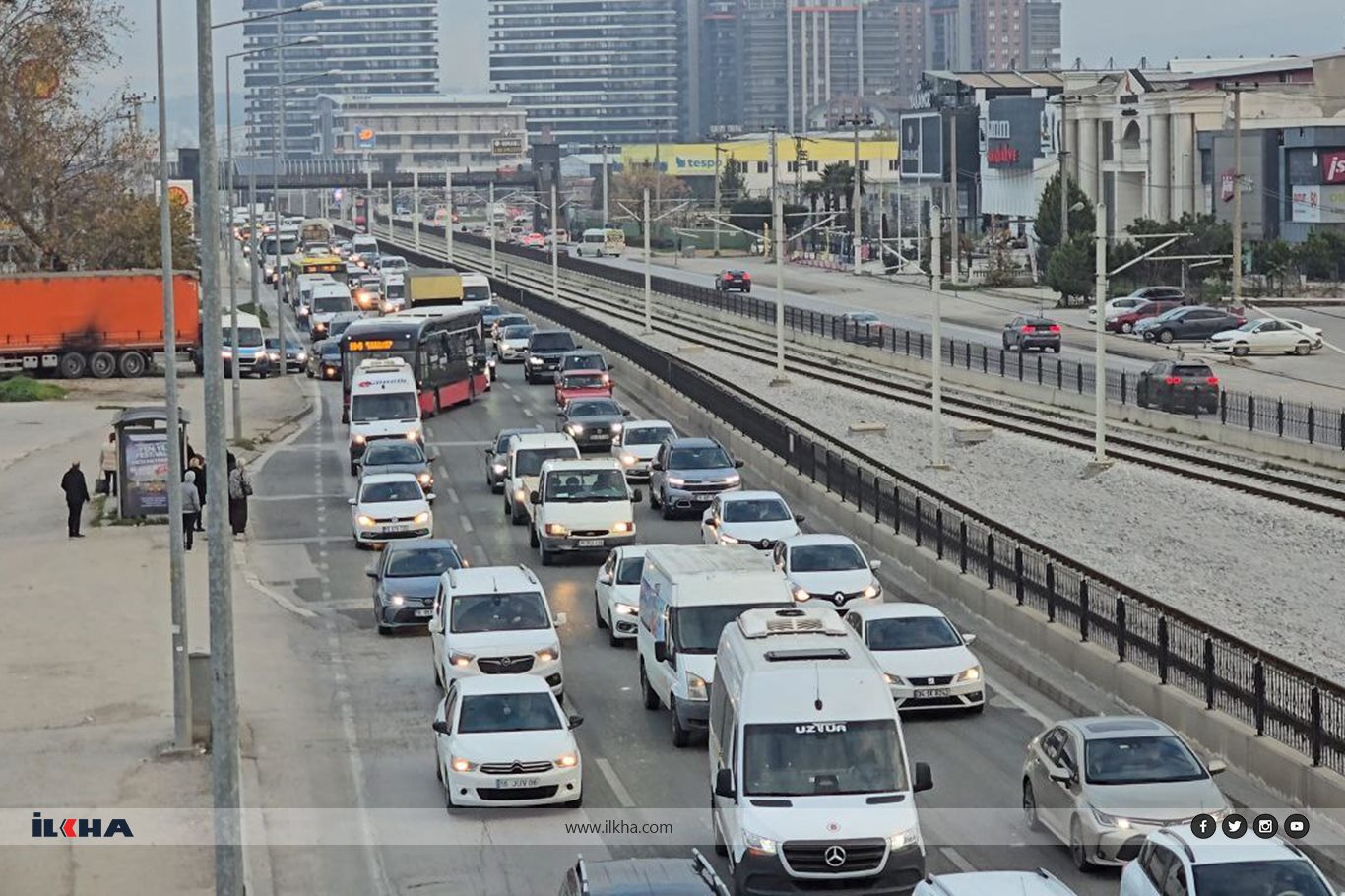 Büyüyen trafik sorununa çözüm bulmak yerine konserlere bütçe ayıran belediyeye tepki