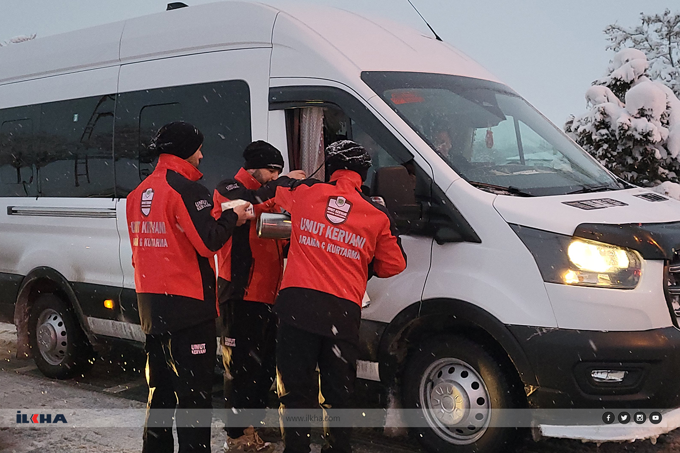 Umut Kervanı’ndan Van'da kar yağışında yolda kalan sürücülere sıcak ikram