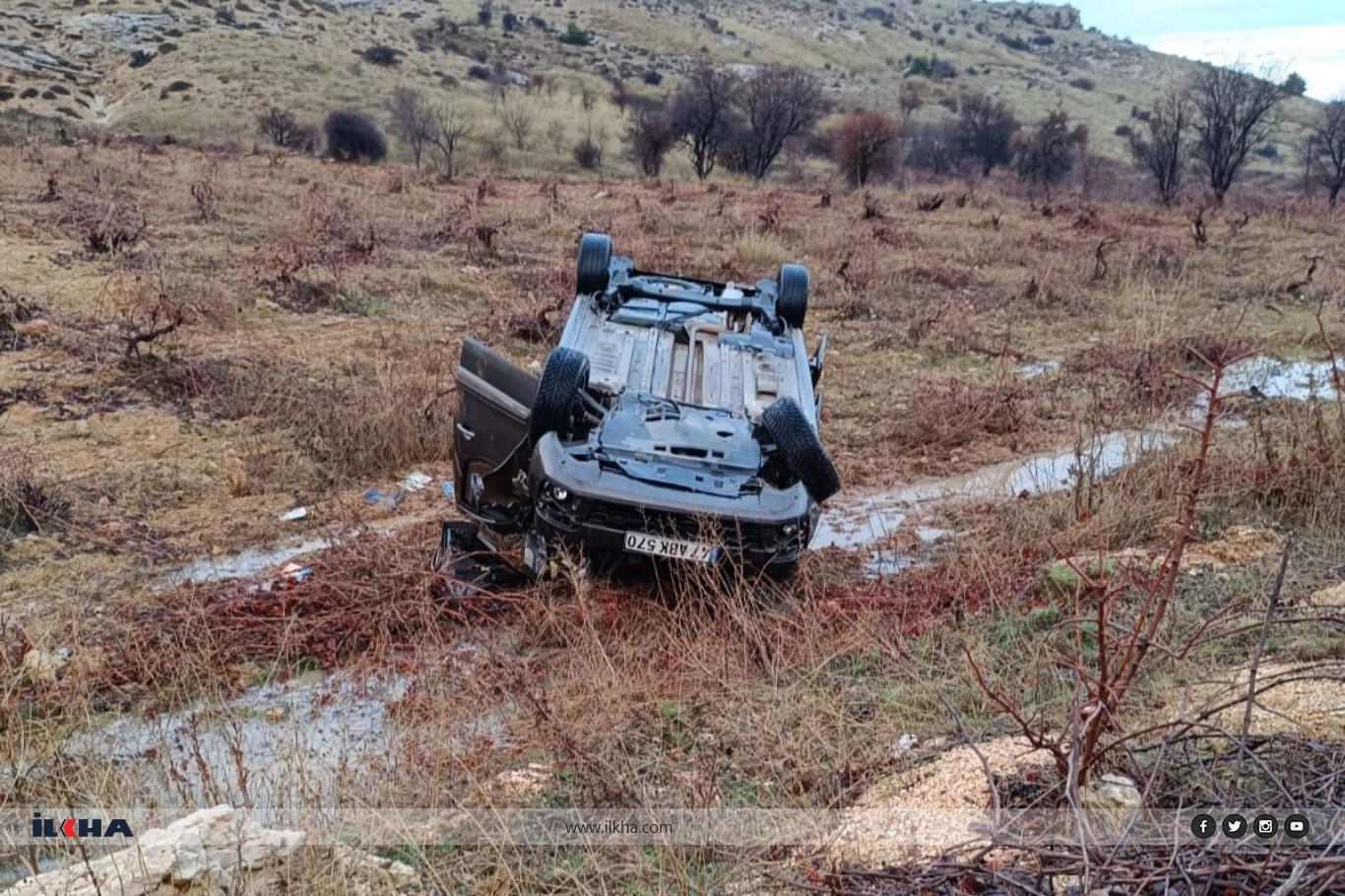 Şarampole yuvarlanarak ters dönen araç kazasında 3 kişi yaralandı Şarampole yuvarlanarak ters dönen araç kazasında 3 kişi yaralandı