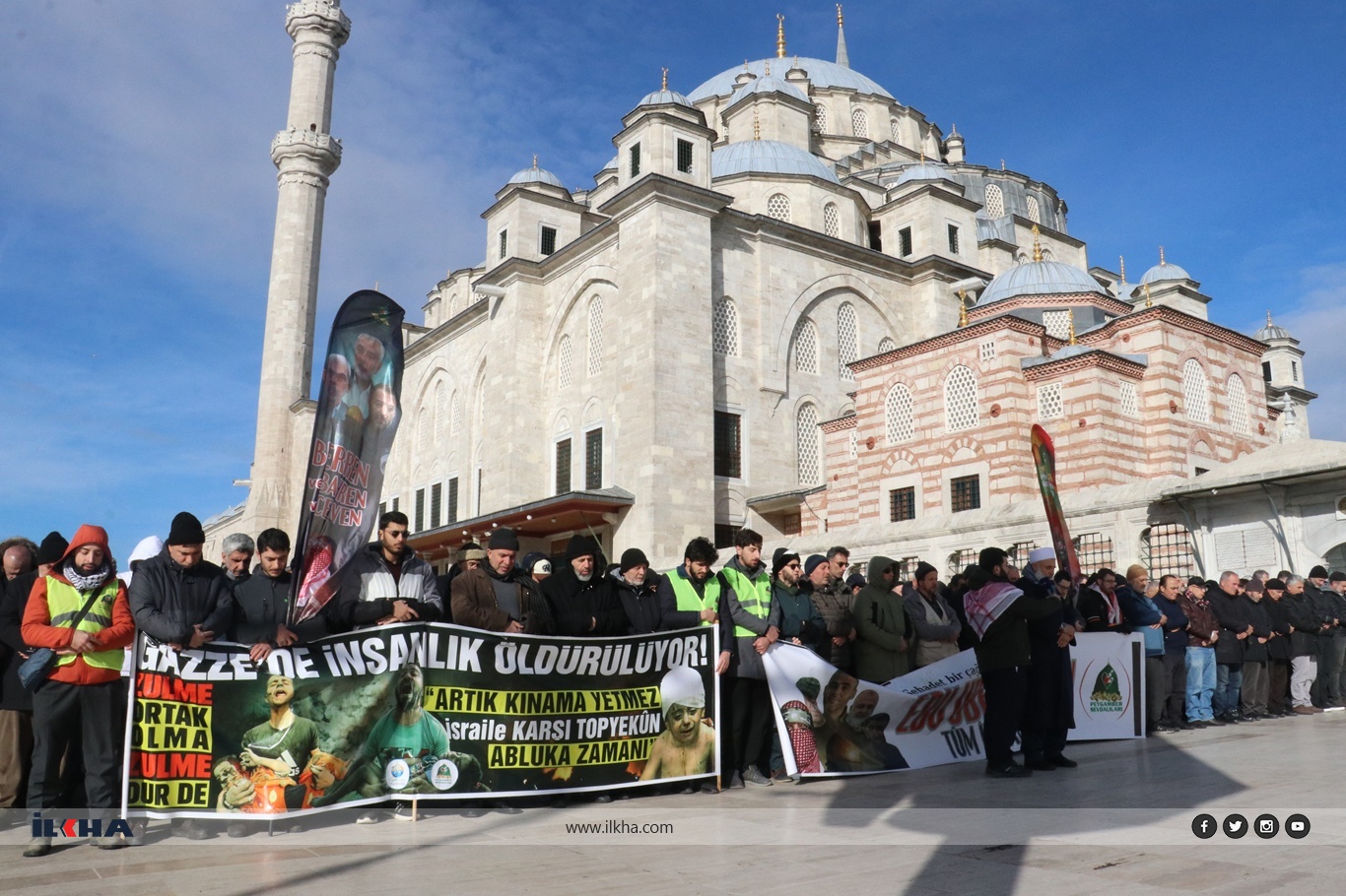 Direnişinin şehid liderleri için gıyabi cenaze namazı