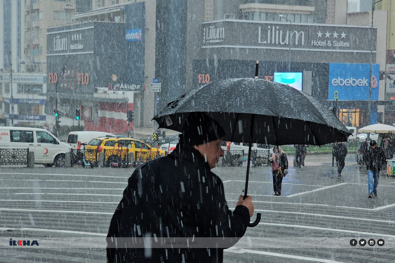 Bursa'da kar sevinci: Şehir merkezi beyaza büründü