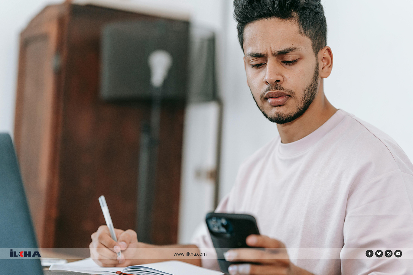 Öğrencilerin okullarda akıllı telefon kullanmaları doğru mu? Öğrencilerin okullarda akıllı telefon kullanmaları doğru mu?
