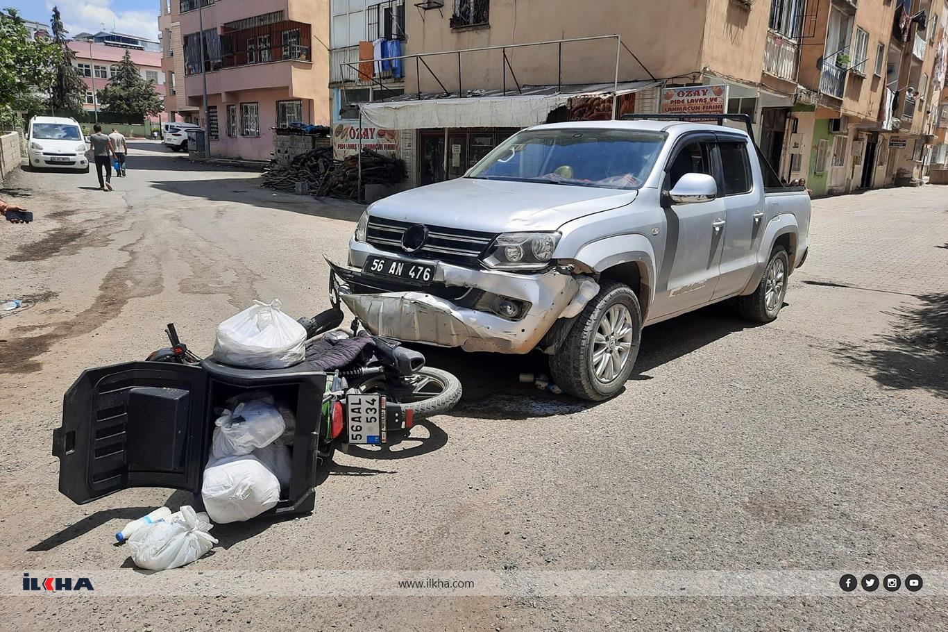 Motosiklet kamyonetle kafa kafaya çarpıştı: Moto kurye ağır yaralı Motosiklet kamyonetle kafa kafaya çarpıştı: Moto kurye ağır yaralı