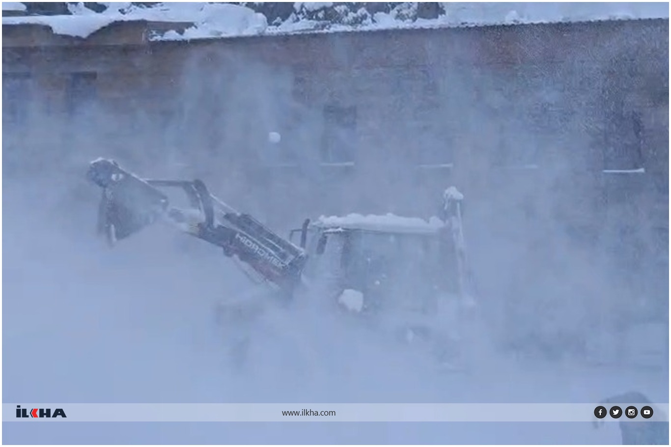 ​Bitlis’te çatıda biriken kar kütleleri iş makinesinin üzerine düştü