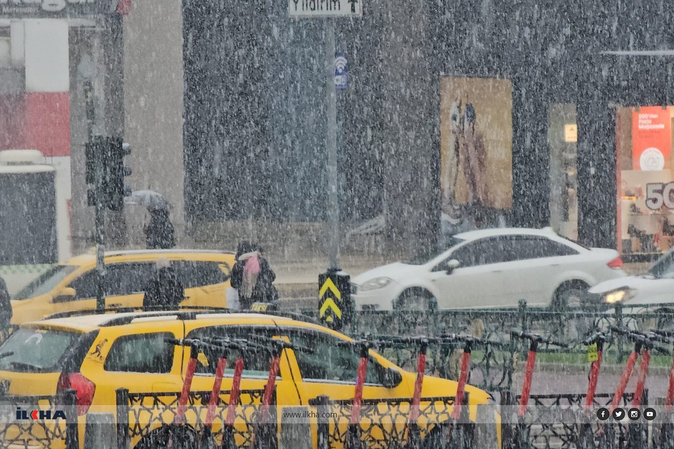 Bursa'da kar sevinci: Şehir merkezi beyaza büründü