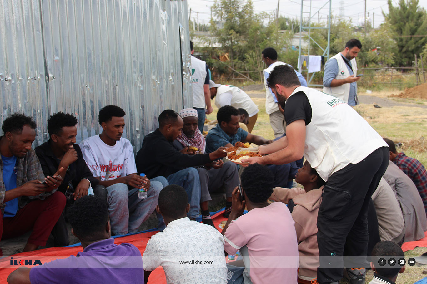 IHO EBRAR, Etiyopya'da su kuyusu açtı, ekmek ve sıcak yemek dağıttı