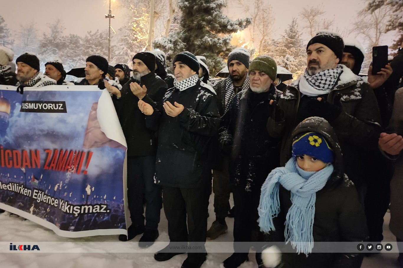Yoğun kar yağışı altında Gazze için "Eğlence değil, vicdan zamanı" yürüyüşü